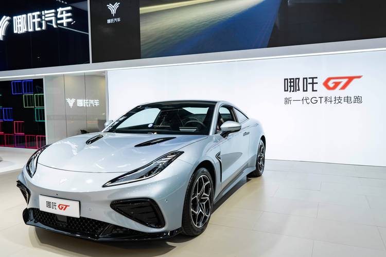 佛山245哪吒汽车在智能汽车领域的表现，领途汽车在新能源汽车市场中的影响力